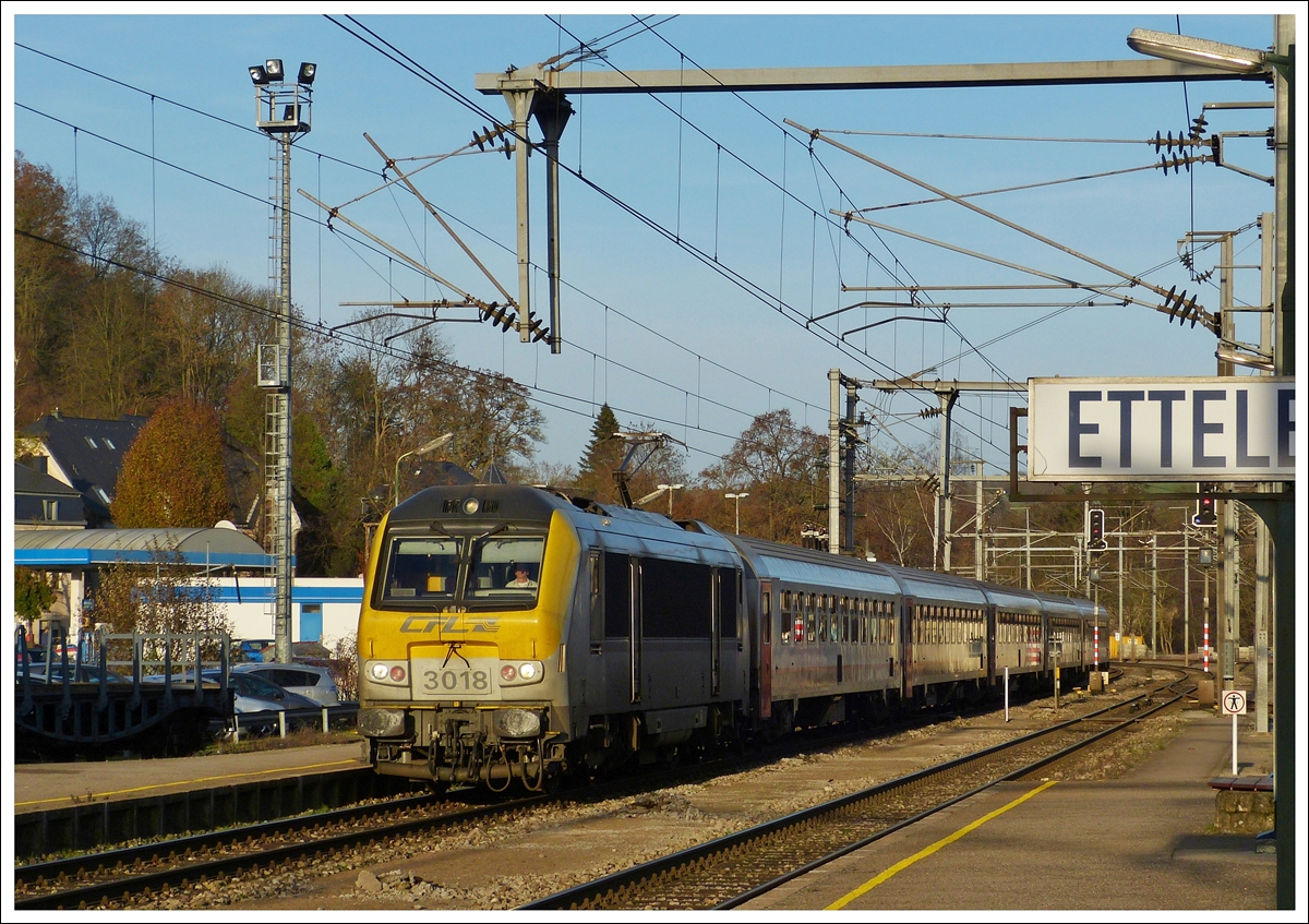 . Die tiefstehende Wintersonne taucht am Nachmittag des 02.12.2013 den langen IR 117 Liers - Luxembourg in ein ganz besonders Licht bei der Einfahrt in den Bahnhof von Ettelbrück. (Hans)