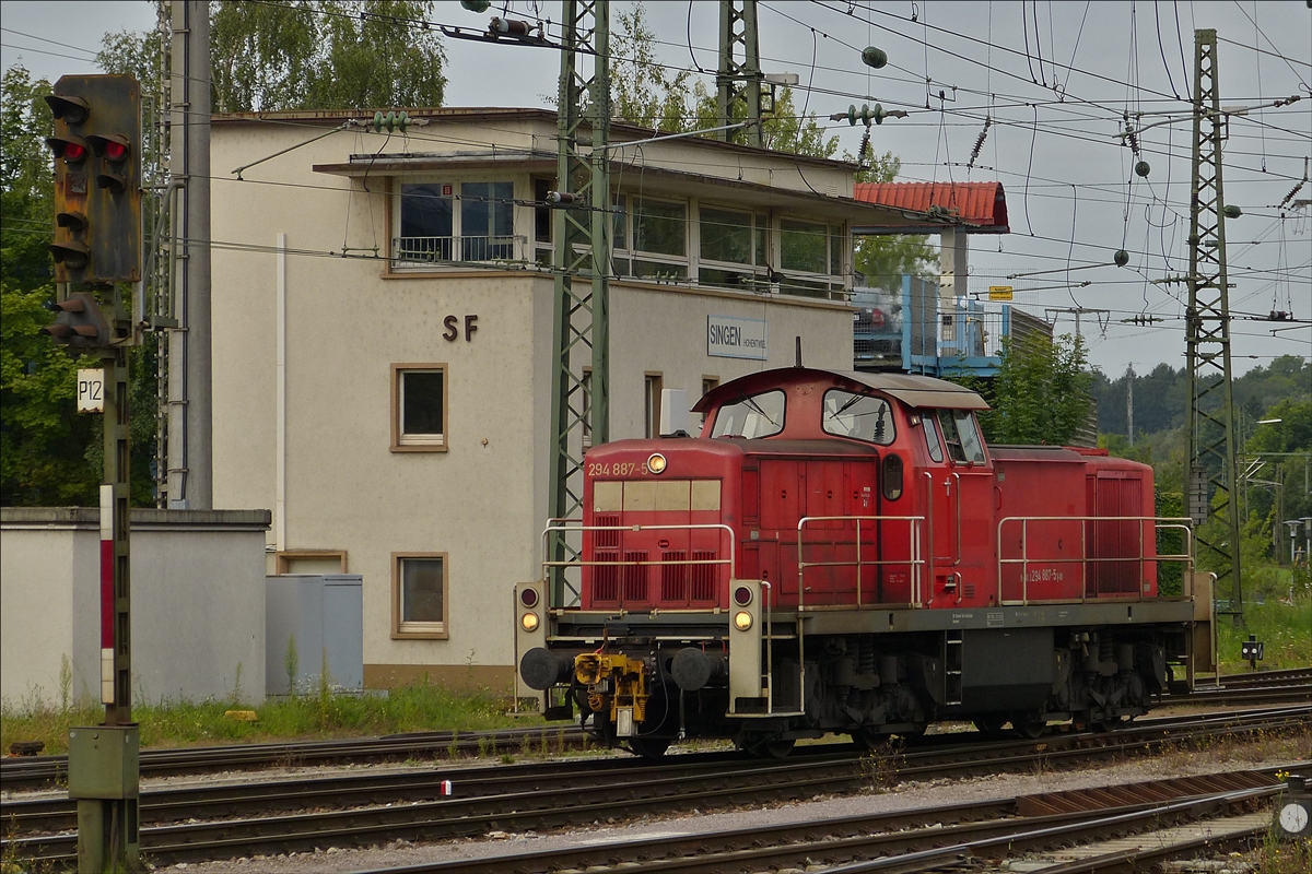 . Diesellok 294 887-5 fährt am Stellwerk von Singen vorbei. 04.09.2017  (Hans)