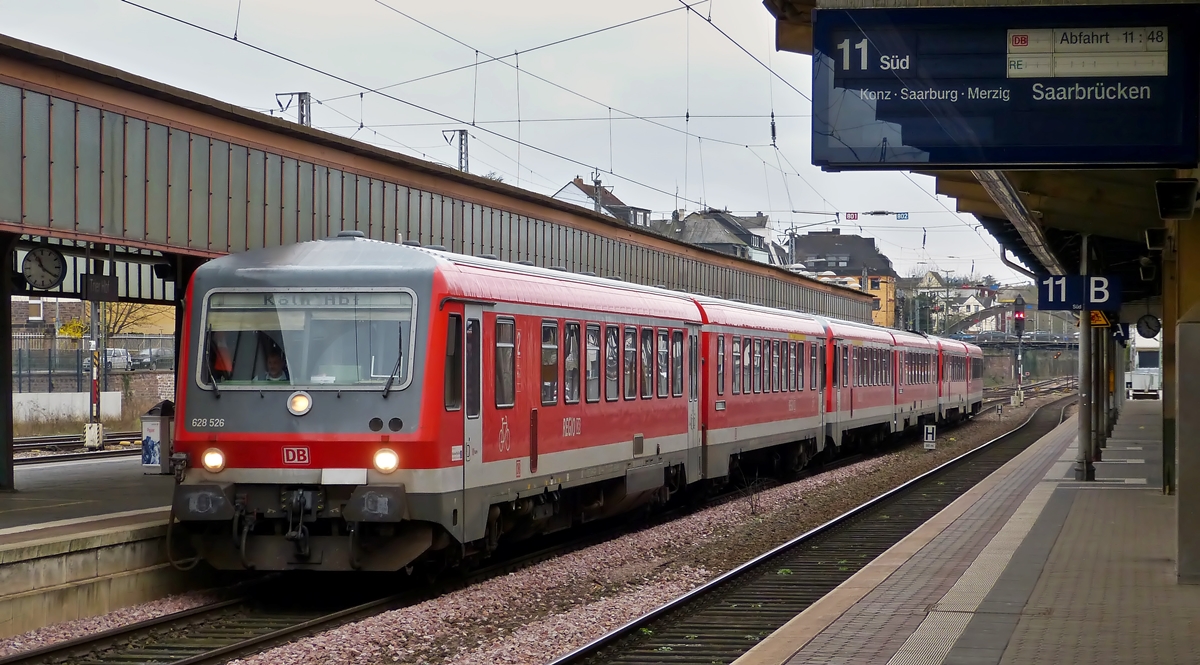 . Drei gekuppelte Triebzge der BR 628/928 (526 / 508 / 535) fahren am 21.03.2014 in den Hauptbahnhof von Trier ein. (Hans)