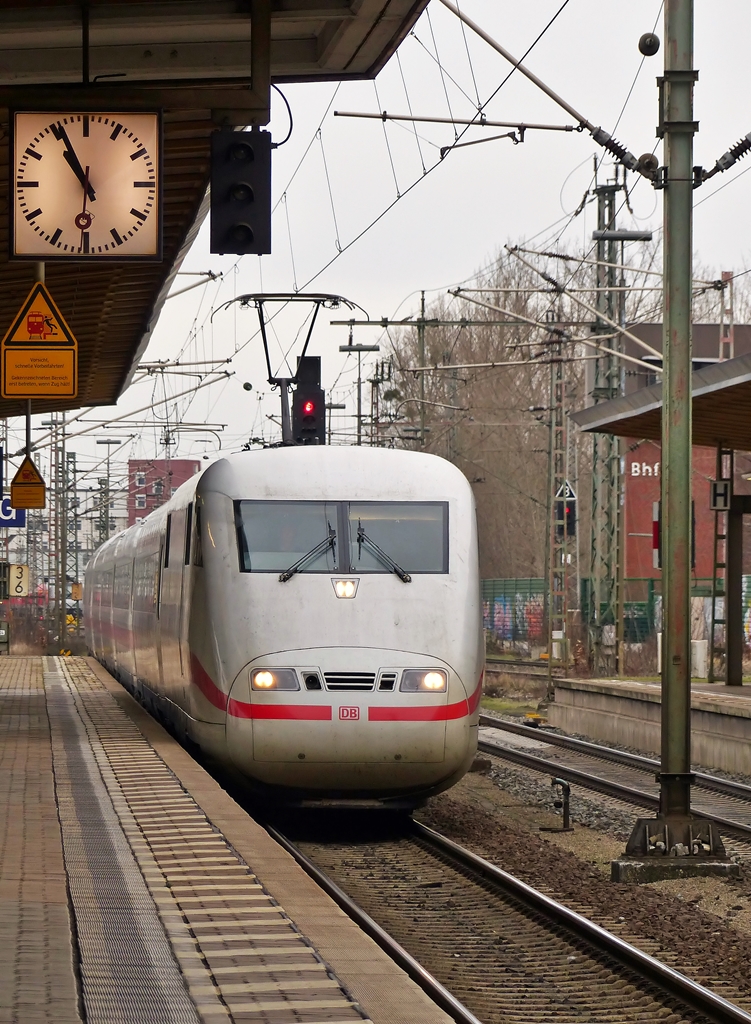 . Ein ICE 1 fhrt am 03.01.2015 als ICE 597 Berlin Ostbahnhof - Mnchen Hbf in den Hauptbahnhof von Braunschweig ein und bringt liebe Freunde mit. (Jeanny)