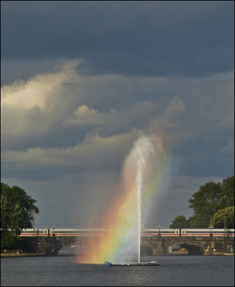 . Ein ICE 1 berquert die Lombardsbrcke in Hamburg vor der Kulisse der Alsterfontaine. 17.09.2013 (Hans)