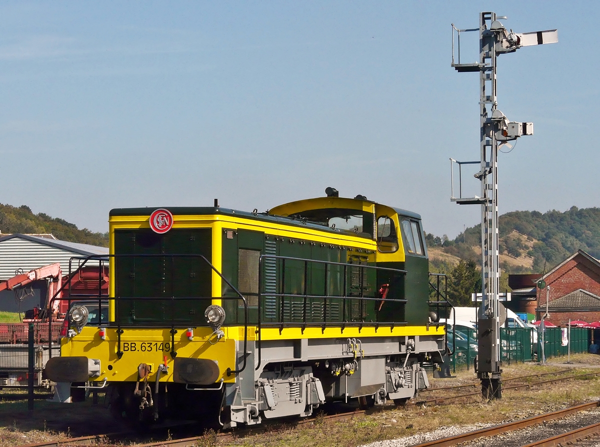 . Ein Jahr spter hatten die Mitarbeiter der Museumsbahn Chemin de Fer  Vapeur des Trois Valles ganze Arbeit geleistet. Die ex SNCF BB 63149 erstahlte wieder in neuem Glanz im Bahnhof von Treignes. 27.09.2009 (Jeanny)