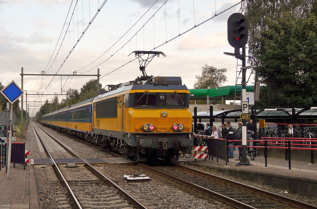 . Ein Nachschuss auf den IC 3600 Zwolle - Deventer - Zutphen - Arnhem - Nijmegen - s'-Hertogenbosch - Tilburg - Breda - Roosendaal am 04.09.2009 in Etten-Leur. Als Schublok fungiert die NS 1742. (Jeanny)