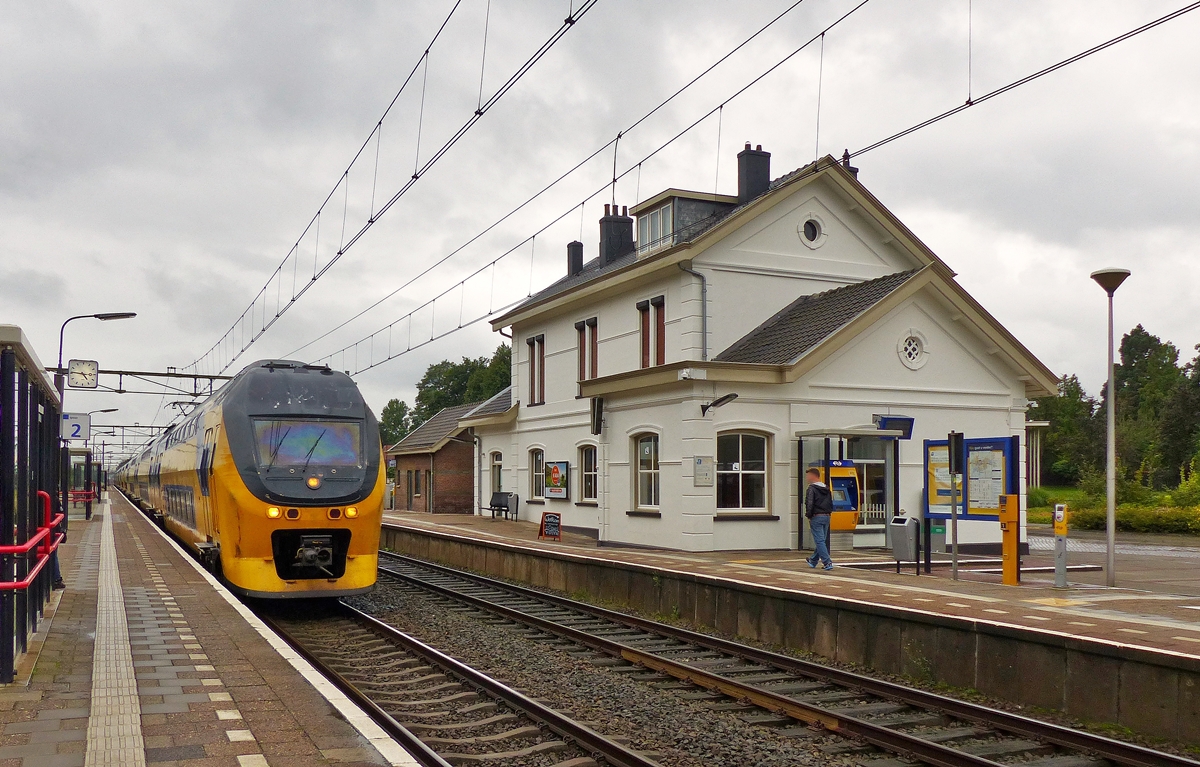 . Ein NS VIRM Regiorunner braust am 04.09.2015 als IC Vlissingen - Roosendaal - Amsterdam Centraal - Lelystad ohne Halt durch den Bahnhof von Oudenbosch, vorbei an dem schmucken Empfangsbebude. (Jeanny)