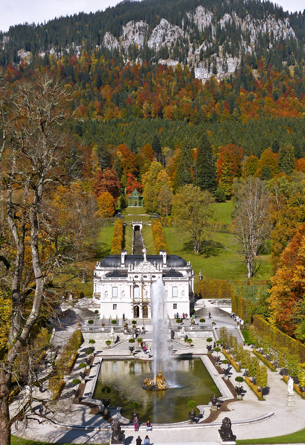. Ein Touristenmagnet - Die  Knigliche Villa  Schloss Linderhof in der oberbayerischen Gemeinde Ettal. 09.10.2015 (Hans)