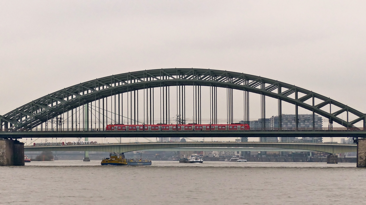 . Eine Klner S-Bahn fhrt am 20.11.2014 ber die Hohenzollernbrcke in Kln. (Jeanny)