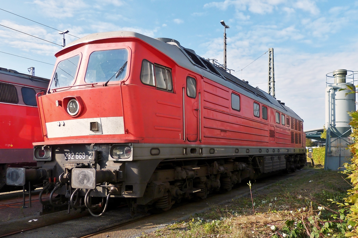 . Eine Ludmilla gab es auch in Oldenburg - Die 232 669-2 war so ungünstig abgestellt, dass ich von dem Platz neben der Abstellung nur durch eine Hecke hindurch fotografieren konnte. 11.10.2014 (Hans)