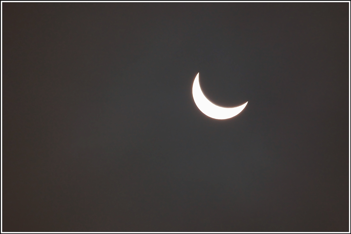 . Eine Wolkenlücke machte es möglich - Die partielle Sonnenfinsternis des 20.03.2015 um 11.26 Uhr in Marnach/Luxemburg. (Hans)