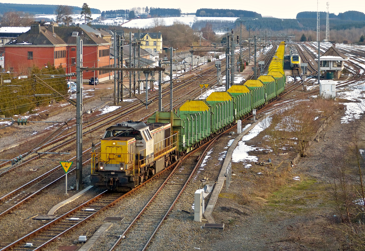 . Es gibt wieder Gterverkehr im Bahnhof von Gouvy - Einmal pro Woche betreibt die B Logistics (eine Tochtergesellschaft der SNCB) einen Holzzug von der le de Monsin bei Bressoux in der Nhe von Lttich zum Sgewerk Pauls bei Gouvy. Der Zug befrdert 1200 t Holz, das entspricht der Ladung von circa 40 Lastwagen. Um auf das Anschlussgleis zum Sgewerk zu gelangen, muss die Lok im Bahnhof von Gouvy umsetzten.

Am 09.03.2016 konnte der leere Zug bei der Ausfahrt aus dem Bahnhof von Gouvy fotografisch festgehalten werden. (Hans)

