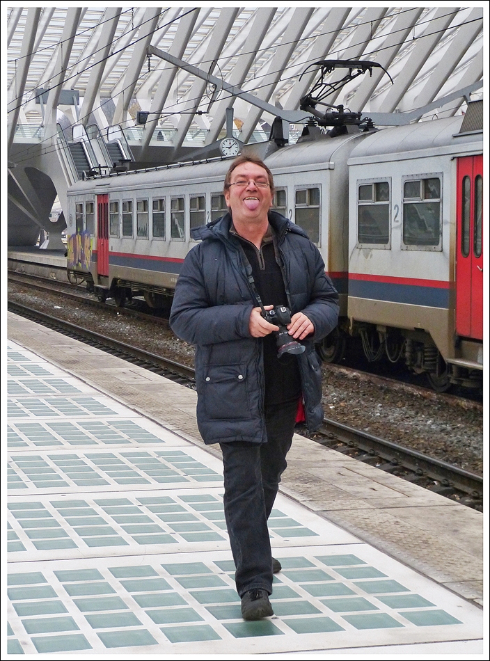 . Es sollte eine Aufnahme der AM70 646 werden, aber leider ist mir ein Fotograf ins Bild gelaufen. ;-) Liège Guillemins, 23.11.2013 (Jeanny)