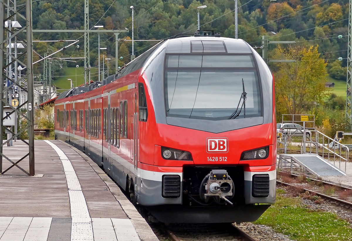 . Ferien in Garmisch-Partenkirchen - Der DB vierteilige FLIRT 3 mit der Nummer 1428 512 machte wohl auch Ferien in Oberbayern, jedesmal wenn wir in Garmisch-Partenkirchen waren, stand er dort am Bahnsteig und konnte am 05.10.2015 dort abgelichtet werden. (Hans)