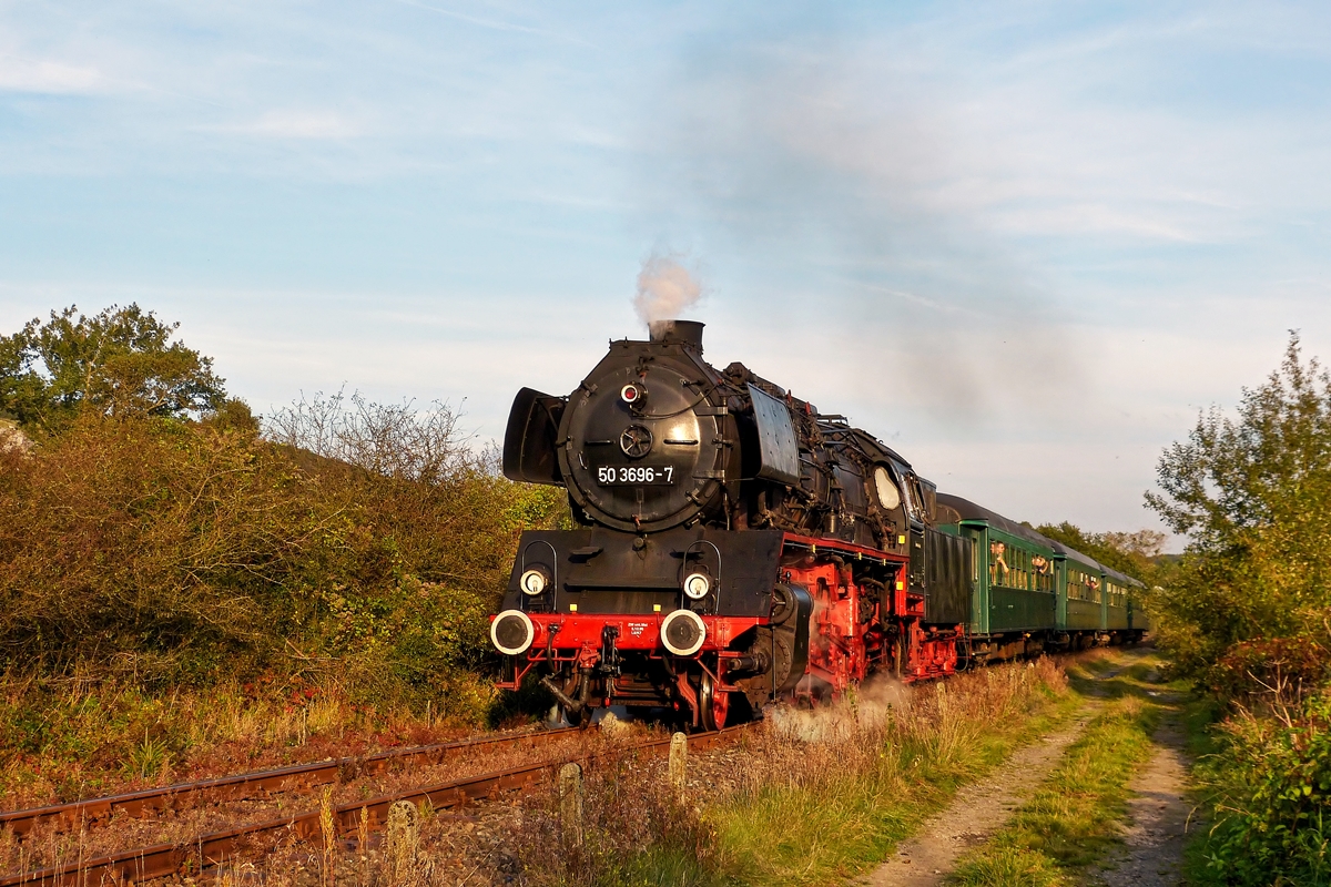 . Gedampft hat es beim Dampffestival natrlich auch - Im warmen Abendlicht zieht die 50 3696-7 den letzten Dampfzug des 28.09.2014 ber die Strecke der Museumsbahn CFV3V (Chemin de Fer  Vapeur des 3 Valles) in der Nhe von Nismes in Richtung Mariembourg. (Hans)