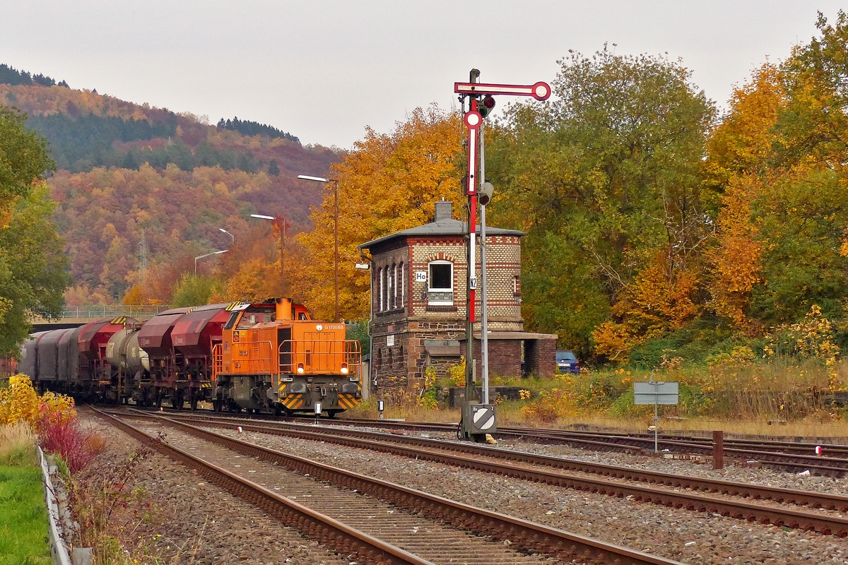 . Herbst in Herdorf -  Die Lok 46 (92 80 1277 807-4 D-KSW) der Kreisbahn Siegen-Wittgenstein (KSW) fhrt am 30.10.2015 mit ihrem bergabe-Gterzug von Herdorf via Betzdorf nach Kreuztal. (Jeanny)