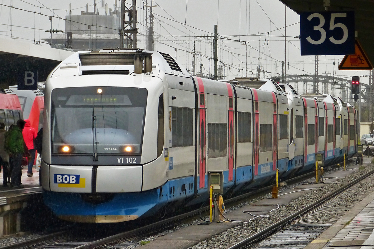 . Im strmenden Regen fahren am 07.10.2015 drei gekuppelte Integral S5D95 der Bayerischen Oberlandbahn (BOB) in den Hauptbahnhof von Mnchen ein. (Hans)