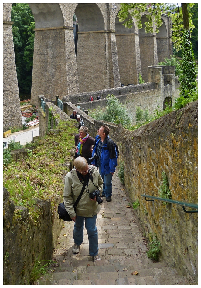 . Jahresrckblick 2013 - Im Monat Juni fand das Highlight des Jahres statt, der Besuch von lieben Freunden in Luxemburg.

Auf der Suche nach geeigneten Fotostellen erklimmen unsere Gste am 14.06.2013 den Wanderweg vom Stadtteil Grund zum Plateau du Rham, whrend im Hintergrund der Bisserweg Viadukt (Bisser Brck) zu sehen ist. (Hans)