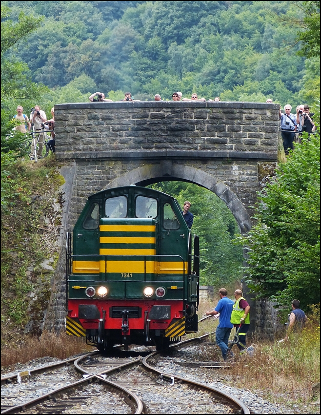 . Jede Menge Aufmerksamkeit auf der schnen alten Steinbrcke im Bahnhof Dorinne-Durnal fr die HLR 7341. 17.08.2013 (Jeanny)