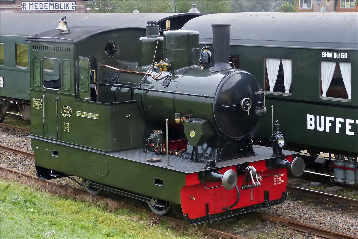 .  Loc  LTM 26 IR.P.H. Bosboom , steht im Bahnhofsbereich von Medemblick während dem Umsetzen für kurze Zeit neben ihrem Zug abgestellt.  29.09.2016 