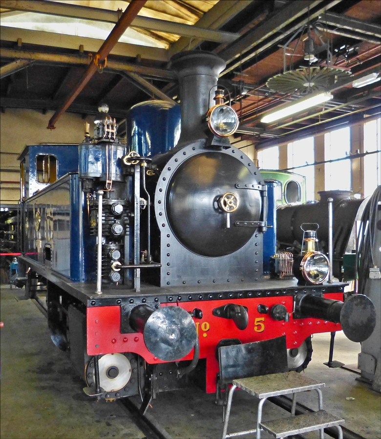 . Lok Nr.5,  Enkhuizen  steht am 28.09.2016 in der Maschienenhalle des Museumstoomtram Hoorn-Medemblik in Hoorn.