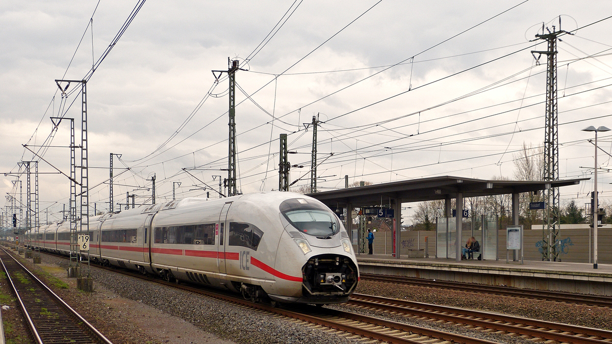 . Mit offener Bugklappe rast am 08.04.2016 ein ICE 3 der Baureihe 407, ein sogenannter Velaro D durch den Bahnhof von Troisdorf in Richtung Kln. (Hans)

Die Baureihe 407 ist eine neuere Baureihe von Hochgeschwindigkeitszgen der ICE-Flotte der Deutschen Bahn. Vom Hersteller dieser Zge, Siemens Rail Systems, werden sie als Velaro D (D fr Deutschland) bezeichnet. Die Zge wurden von der Deutschen Bahn der ICE-3-Flotte zugeordnet und teilweise auch als „neuer ICE 3“ bezeichnet. Sie sind – nach den Zgen fr Spanien, China und Russland – die vierte realisierte Variante der Velaro-Plattform von Siemens Rail Systems.