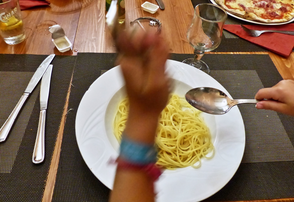. Mit viel Begeisterung werden die Spaghetti in Angriff genommen. 15.08.2015 (Jeanny)