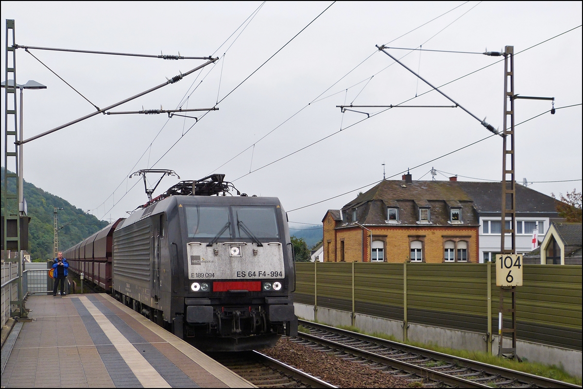 . Nach langem Warten und einem Standortwechsel kam endlich der erste langersehnte Gterzug. 

Die MRCE 189 094 durchhrt am 05.10.2013 die Haltestelle Trier Ehrang Ort und wird von den anwesenden Bahnfotografen bildlich festgehalten. (Jeanny)

