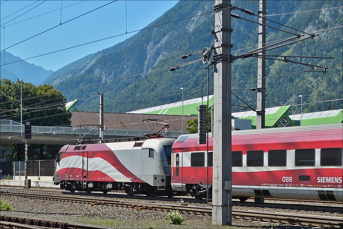 . BB Lok 1116 249-4 zieht ihren Zug aus dem Bahnhof Jenbach in Richtung Innsbruck, ich hatte einen sehr schlechten Fotostandpunkt vom Bahnsteig der Zillertalbahn um diesen ausfahrenden Zug im Bild festzuhalten.  24.08.2016