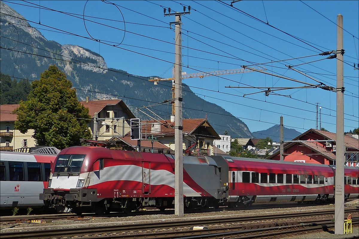 . BB Lok 1116 249-4 zieht ihren Zug aus dem Bahnhof Jenbach in Richtung Innsbruck, ich hatte einen sehr schlechten Fotostandpunkt vom Bahnsteig der Zillertalbahn um diesen ausfahrenden Zug im Bild festzuhalten.  24.08.2016