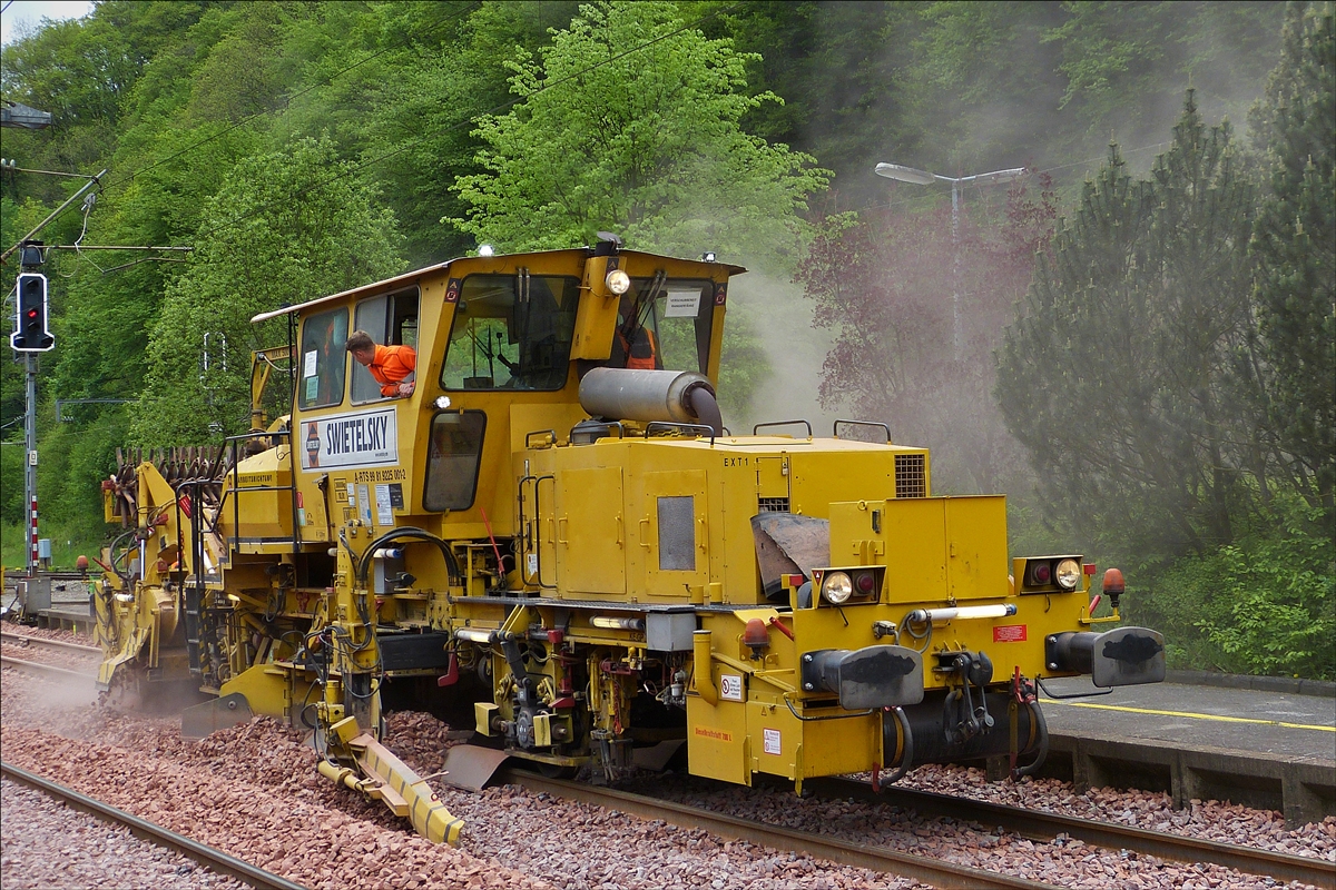 . Schnellschotterplaniermaschine SSP 110 SW,( Schweres Nebenfahrzeug 99 81 9225 001-2 SKL-X in Kautenbach im Einsatz, was trotz Regenschauer am frhen Morgen eine staubige Angelegenheit war.  19.05.2016