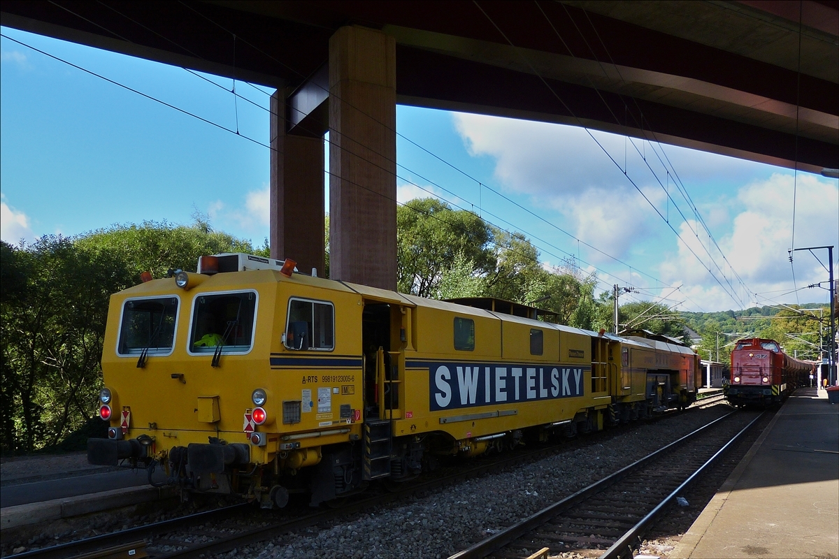 . Schweres Nebenfahrzeug Art: Vierschwellenstopfmaschine 09 – 4 x Dynamic, A-RTS 99 81 9123 005-6; Bj 2005 gebaut von Plasser –Theurer unter der Nr. 3150; wartet im Bahnhof von Colmar - Berg auf seinen Einsatz.  09.09.2013 