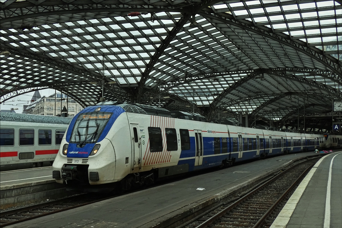 . Triebzug 327 des National Express wartet im Bahnhof von Köln auf das Abfahrtsignal.  30.09.2017