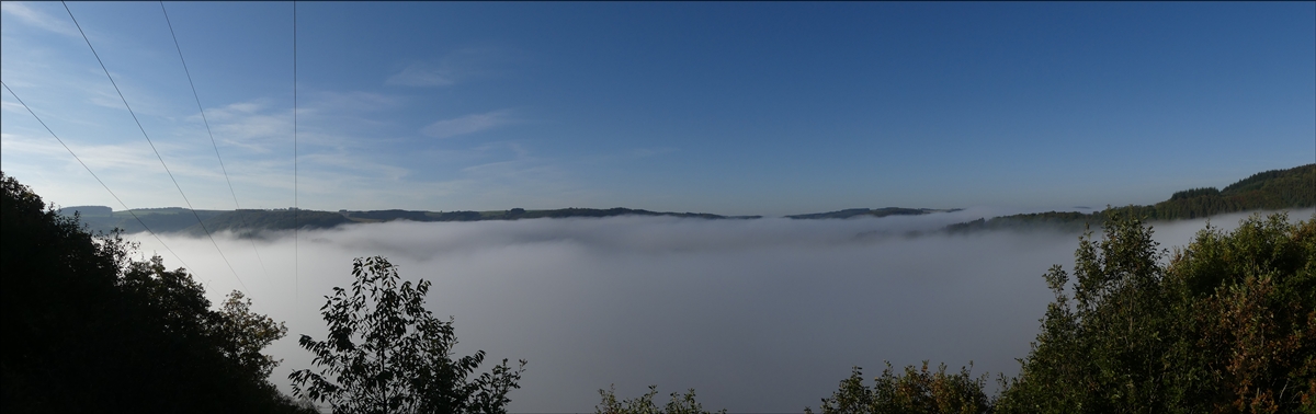 - Über den Wolken - Auf einem Parkplatz nahe Kaundorf entstand dieses Panoramafoto vom Stausee der Obersauer, der leider unter einer kompakten Wilkendecke liegt. 06.10.2018 (Jeanny)
