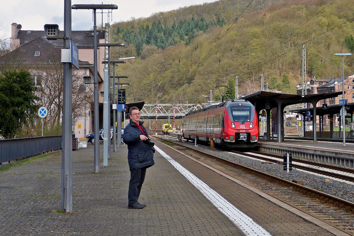 . Unser lieber Guide in Dillenburg - Ob im Ausland oder in der Heimat, unser Guide gibt immer sein Bestes und ist uerst besorgt um die Damen in seiner Gesellschaft:  Folgt mir und bleibt schn an der Seite, denn hier lauern berall Gefahren.  ;-)
 
So gesehen in Dillenburg am kalten Morgen des 23.03.2014. (Jeanny)

Mit diesem Bild mchten wir uns nochmal bei den lieben Hellertalern bedanken fr das wunderschne Wochenende, fr die warmherzige Gastfreundschaft und die uerst lustige Gesellschaft. Es hat uns sehr gut gefallen und wir freuen uns jetzt schon riesig auf das nchste Treffen. Hans und Jeanny
