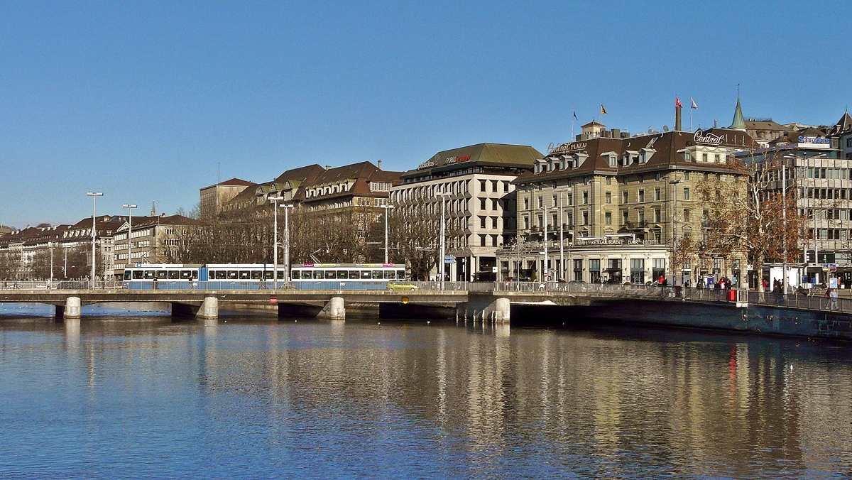 . Vom Mhlesteg ber die Limmat in Zrich hat man eine schne Aussicht auf die Bahnhofbrcke und eine Tram 2000, welche die Brcke am 27.12.2009 befhrt. (Jeanny)