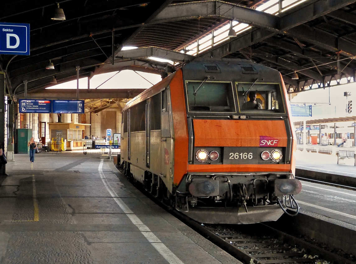 . Von ihren  Sauna  Wagen befreit, setzt sich die Sybic BB 26166 im franzsischen Teil des Bahnhofs Basel SBB in Bewegung, um auf das Abstellgleis zu fahren. (Hans)