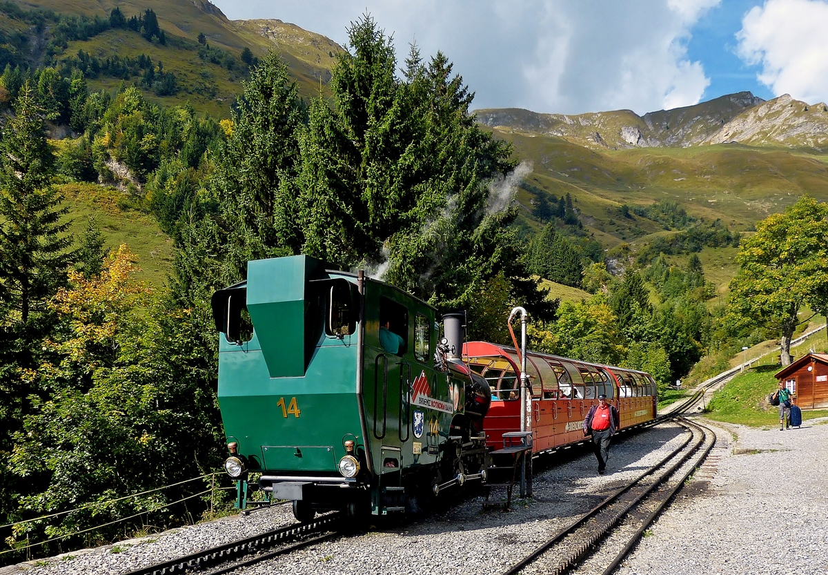 . Whrend die Fotografen sich an der Station Planalp austoben, um den BRB Zug abzulichten und dabei die Abfahrzeit komplett vergessen, bettigt der arme Heinz sich als Kofferschlepper, um zu verhindern, dass der Zug ohne die Fotografen und ihr Gepck abfhrt. 27.09.2013 (Jeanny)