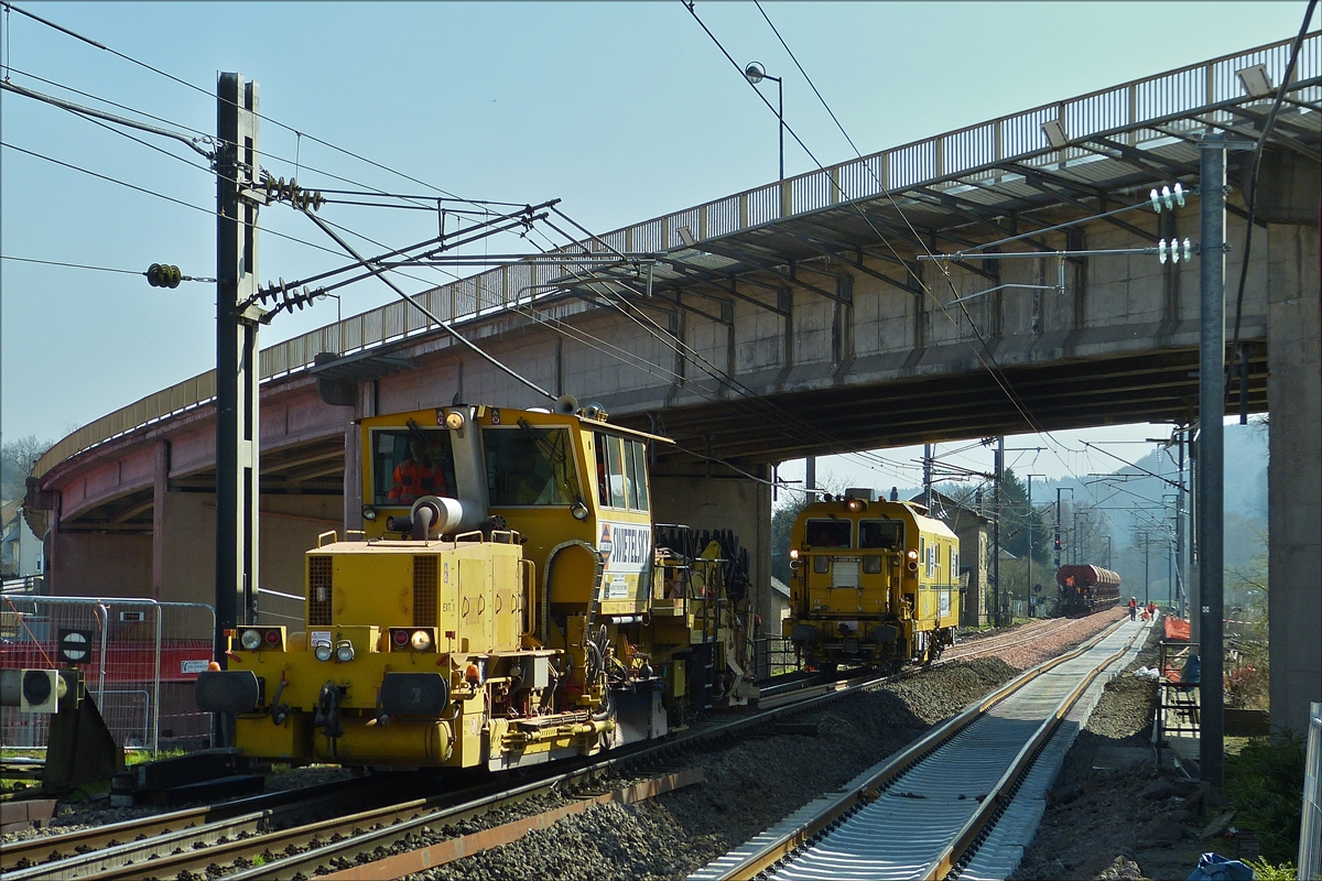 . Whrend der Gleisbauarbeiten am 09.04.2015 ist von der Neuen schon im Bau befindlichen Brcke noch nichts zu erkennen, heute kann das Bild so nicht mehr wiederholt werden weil diese Brcke abgerissen ist. Dieses Foto wurde vom Bahnhof her aufgenommen.