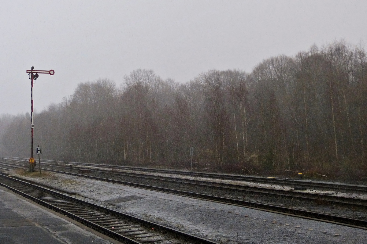 . Warten auf die Hellertalbahn im Bahnhof von Herdorf am Morgen des 02.03.2015. (Hans)