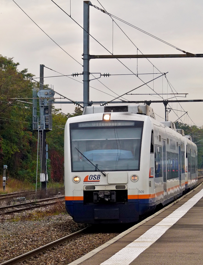 . Zwei gekuppelte OSB (Ortenau S-Bahn) Stadler Regio Shuttle der SWEG (Sdwestdeutsche Verkehrs AG) durchfahren am 19.10.2011 den Haltepunkt Krimmeri-Meinau im Stadtteil Strasbourg Neudorf. 

Beide Fahrzeuge haben eine SCNF Zulassung und bedienen die Verbindung Strasbourg- Kehl-Offenburg.(Jeanny)