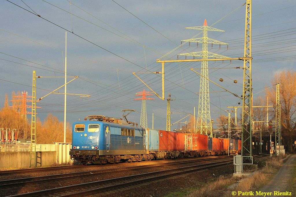 05/02/2015:
EGP 151 007 mit Containerzug in Hamburg-Waltershof am Umspannwerk auf dem Weg nach Süden