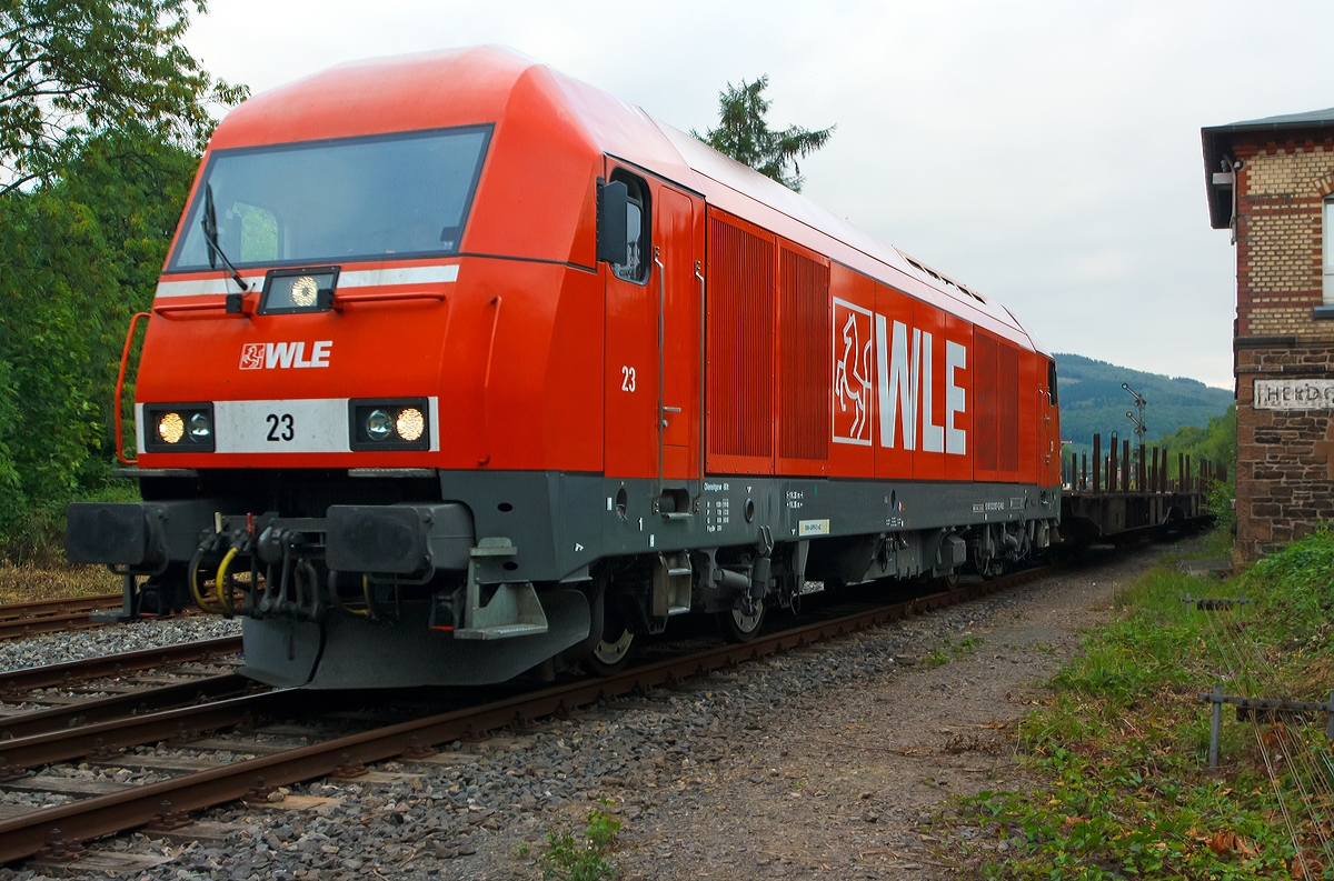 1 bis 2 mal die Woche wird das Werk Burbach-Holzhausen der Salzgitter Mannesmann Precision GmbH von der WLE (Westflische Landes-Eisenbahn GmbH) mit Luppen (Rohrrohlinge) versorgt.

Am 03.09.2013 war die WLE 23 (92 80 1223 057-1 D-WLE) im Einsatz, hier auf der Rckfahrt mit nun leeren Schwerlastwagen (Gattung Sammnps) in Herdorf, wo sie Hp 0 hatte um den Gegenverkehr abzuwarten.

Die  Herkules   bzw. Siemens ER 20 (Eurorunner) wurde 2008 unter der Fabriknummer 21 593gebaut.

Es ist eine dieselelektrische Lokomotive, ein MTU 16 V 4000 R41 16-Zylinder Common Rai Dieselmotor mit einer Leistung von 2.000 kW (2.719 PS) treibt einen angeflanschtem Drehstrom-Asynchrongenerator an, der erzeugt dabei den Strom, mit dem die vier Motoren (einer fr jede Achse) angetrieben werden. Die 80 t schwere Lok (Dienstgewicht) hat eine  Hchstgeschwindigkeit von 140 km/h.
