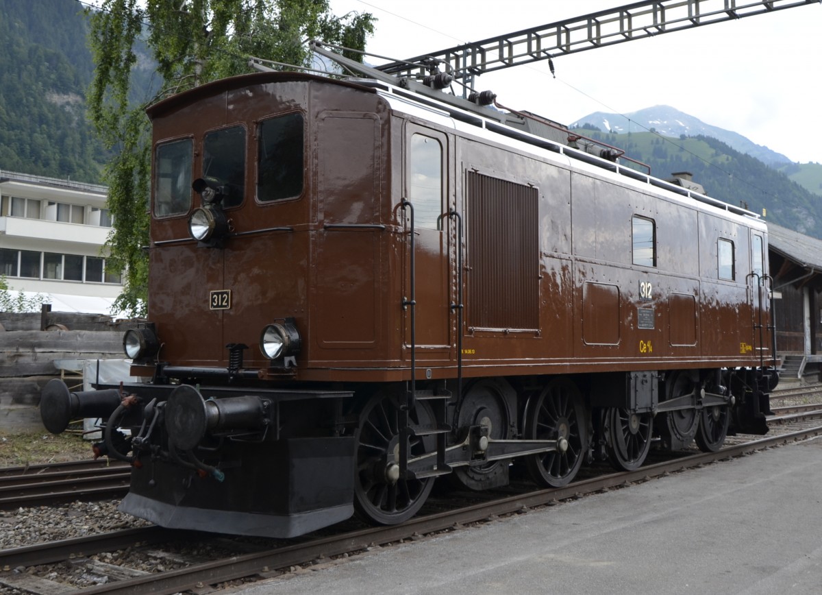 
100 Jahre BLS: BLS Ce 4/4 312 auf dem BLS-Nordrampenjubilumsfest in Frutigen am 28.06.2013 ohne Zuschauer und Regen, aufgenommen am Vorabend des Festes.
Baujahr/Hersteller: 1920/SLM-MFO, LP: 12,34 m, Dienstgewicht: 64 t, Leistung: 993 kW/1350 PS, Vmax: 65 km/h