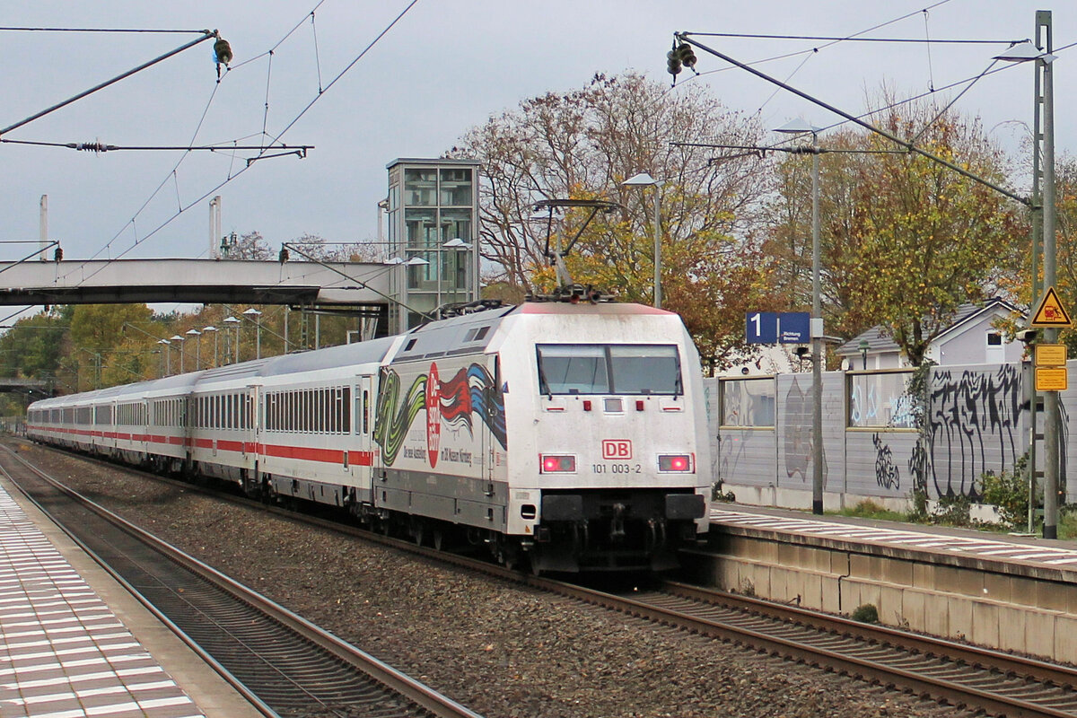 101 003-2 mit IC 2217(Greifswald-Esslingen)bei der Durchfahrt in Lauenbr�ck.07.11.2022