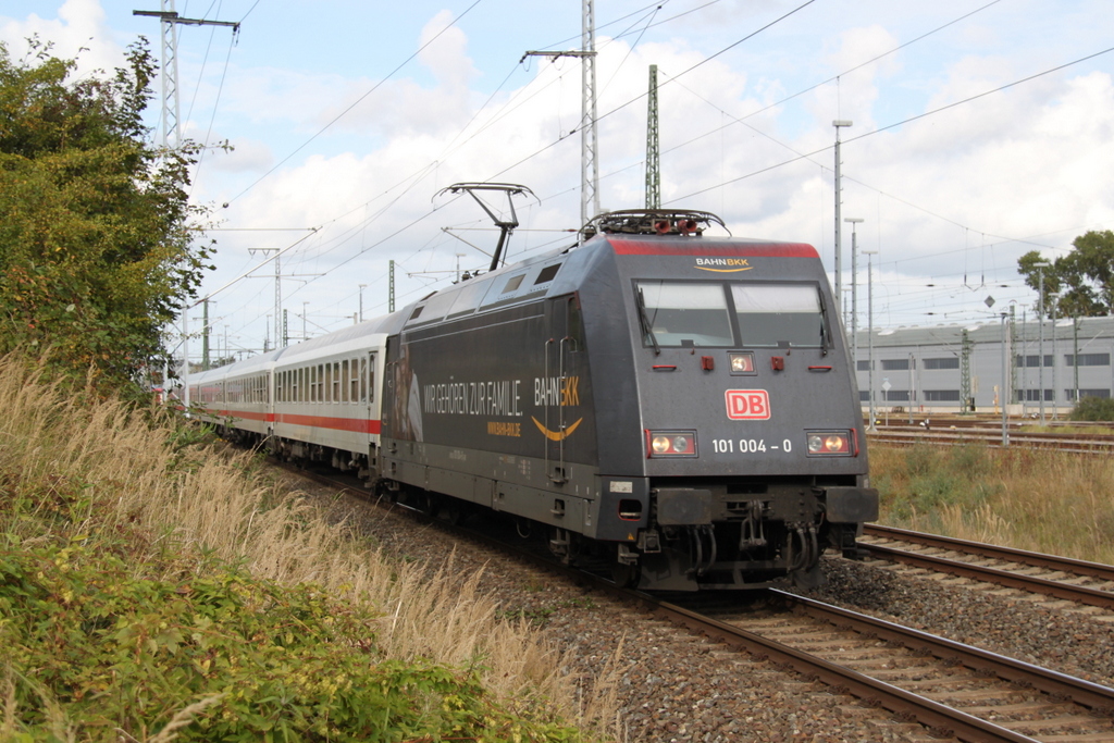101 004-0 mit IC 2239(Warnem�nde-Leipzig Hbf)bei der Ausfahrt im Rostocker Hbf.30.09.2016