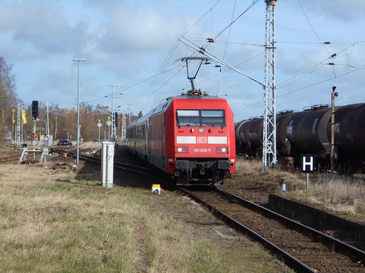 101 010,vor dem Steuerwagen,vom IC 2213 Binz-Stuttgart,am 10.März 2019,in Rövershagen.Mit dem Kesselzug lief ich noch bis kurz vor Ribnitz Damgarten ein Wettrennen,bevor ich Diesen dann fotografieren konnte.