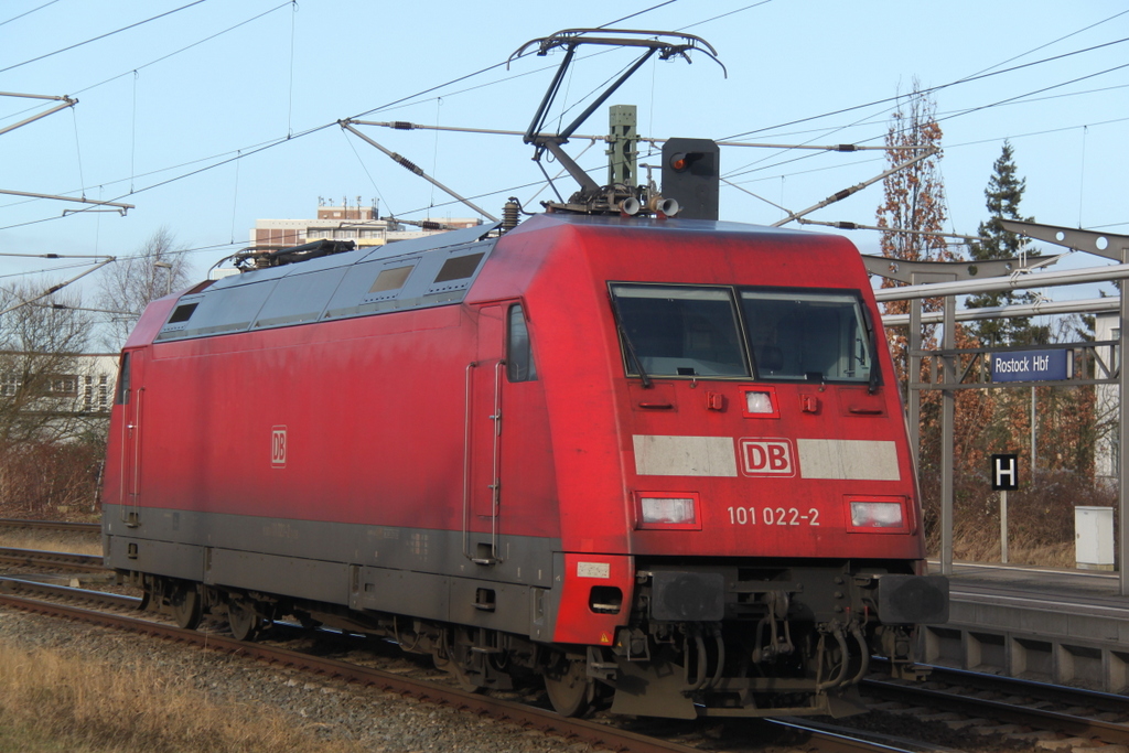 101 022-2 auf Schnupperkurs im Rostocker Hbf.16.01.2015