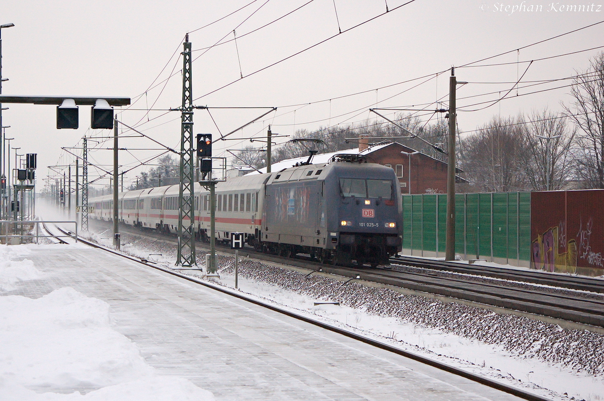 101 025-5  25 Jahre Starlight-Express  mit dem IC 143 von Amsterdam Centraal nach Berlin Ostbahnhof, bei der Durchfahrt in Rathenow. 22.01.2014