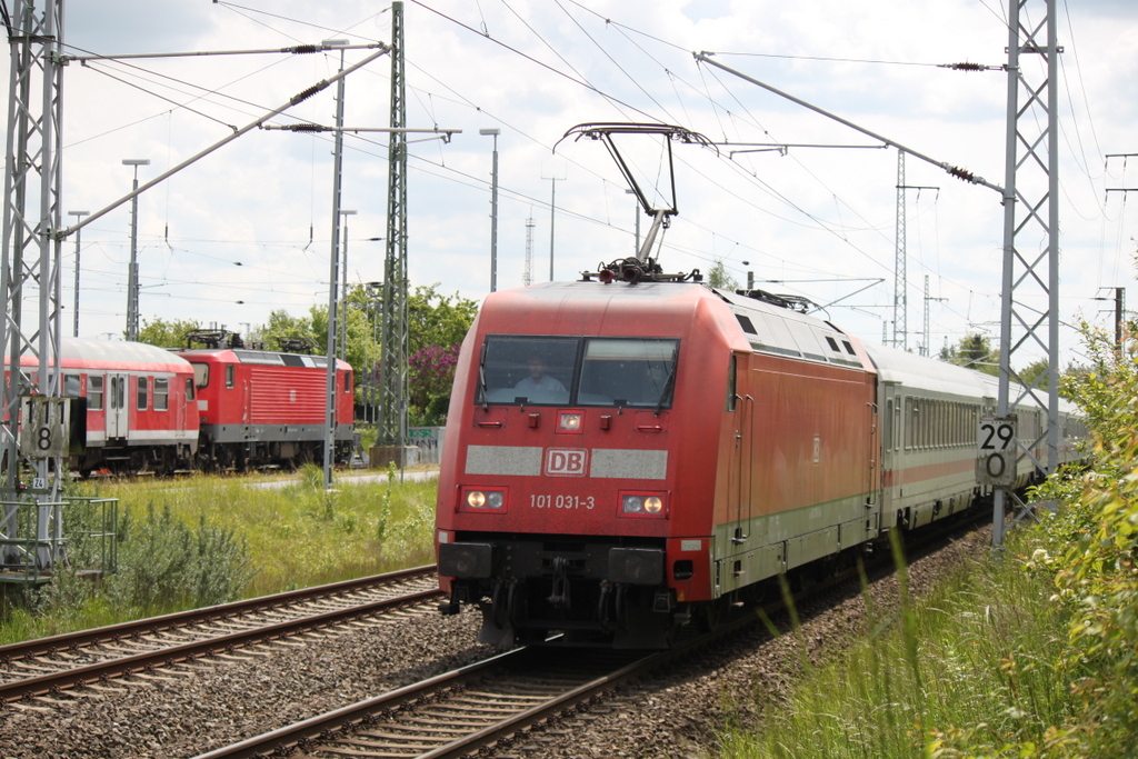 101 031-3 mit IC 2212(Koblenz-Binz)bei der Einfahrt im Rostocker Hbf.link´s steht 112 105 abgestellt.29.05.2015