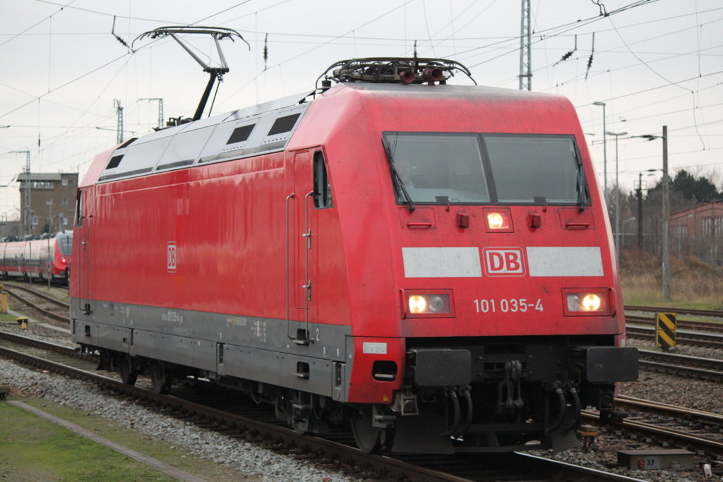 101 035-4 beim Rangieren im Rostocker Hbf.27.12.2015