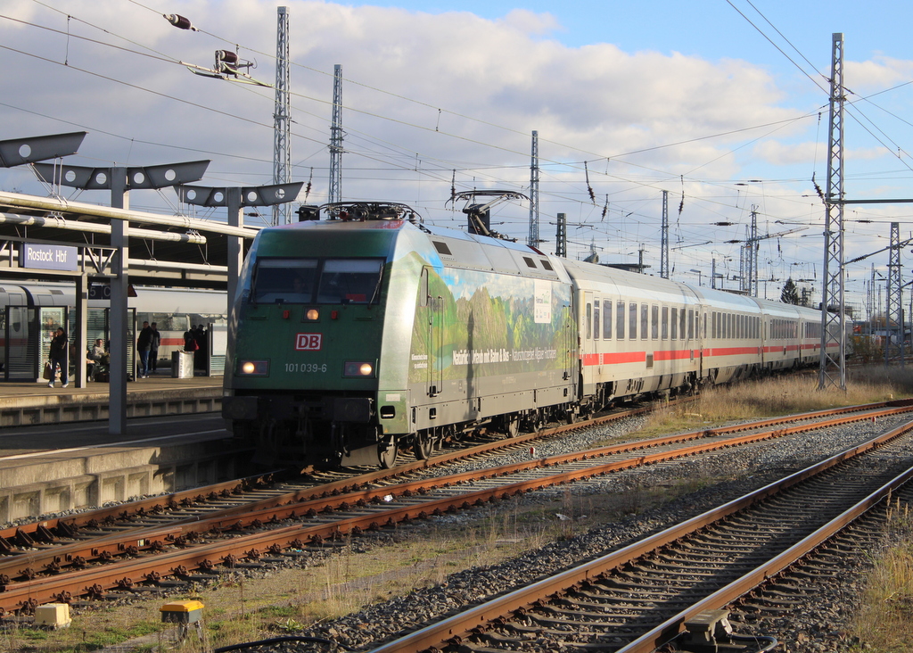 101 039 mit IC 2263(WBI-AH)bei der Einfahrt am 21.11.2025 im Rostocker Hbf