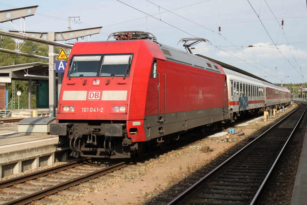 101 041-2 mit IC 61470/CNL 470 Sirius von Z�rich nach Ostseebad Binz kurz vor der Ausfahrt im Rostocker Hbf.27.08.2016